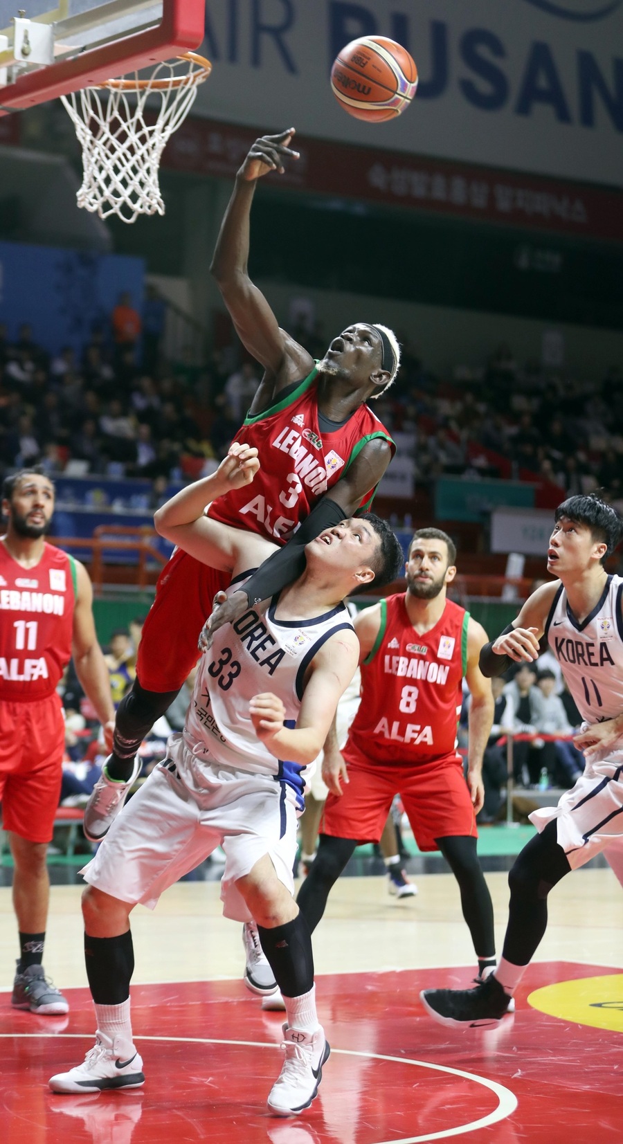 29일 부산 사직체육관에서 열린 2019 국제농구연맹(FIBA) 월드컵 아시아 오세아니아 지역 예선 경기에서 한국의 이승현(33번)이 레바논의 센터 아터 마족과 튄공을 다투고 있다. 부산/연합뉴스