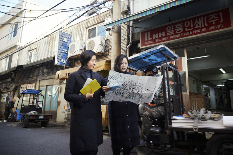 유씨와 조씨가 ‘아마추어 서울’의 지도를 보고 있다. 사진 윤동길(스튜디오 어댑터) 실장