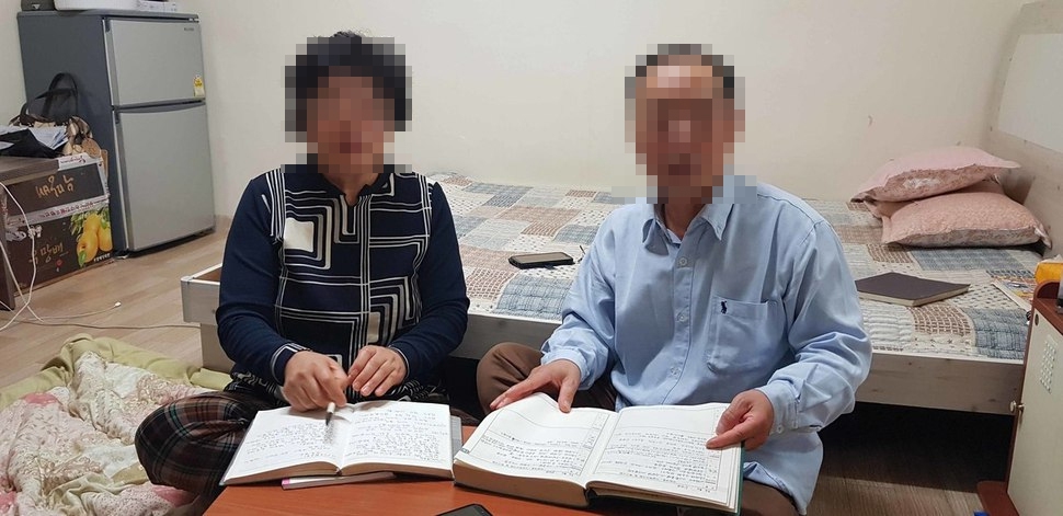 지난 25일 김명배·서수남씨 부부가 서울 양재동 반지하방에서 그간 정리해온 다이어리를 바탕으로 8년간 ㅅ교회에서 한 관리집사 일을 설명하고 있다. 하루 15~19시간 고된 노동을 도맡아 했지만, 빈손으로 교회 밖으로 나온 부부는 주변 도움으로 보증금 없는 월세 20만원짜리 방을 간신히 구했다고 한다.