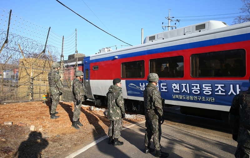 남북공동 현지철도조사단을 태운 열차가 11월30일 오전 경기도 파주시 장단면 비무장지대 내 경의선 철도 통문을 통과하고 있다. 파주/사진공동취재단