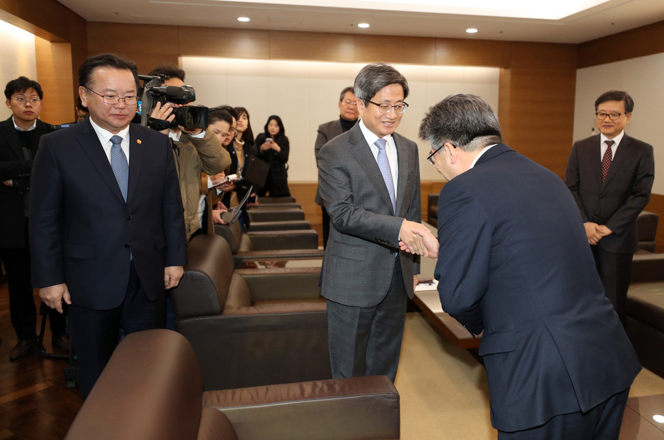 민갑룡 경찰청장이 28일 오후 서울 서초구 대법원을 방문, 전날 발생한 ‘‘화염병 투척‘‘ 사건과 관련해 김명수 대법원장에게 사과의 뜻을 전하고 있다. 연합뉴스