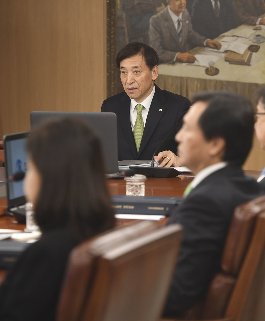 이주열 한국은행 총재가 30일 서울 중구 세종대로 한국은행 금융통화위원회 회의실에서 열린 2018년 11월 통화정책방향 관련 금통위를 주재하고 있다. 공동취재사진