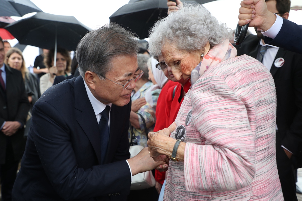 G20 정상회의 참석차 아르헨티나 부에노스아이레스를 방문 중인 문재인 대통령과 부인 김정숙 여사가 29일 오후(현지시각) 군부 독재 시절 희생자를 추모하기 위해 라플라타 강변에 마련된 국립역사기념공원을 방문해 희생자 가족 모임인 ‘5월 광장 어머니회' 회원들을 위로하고 있다. 부에노스아이레스/김정효 기자
