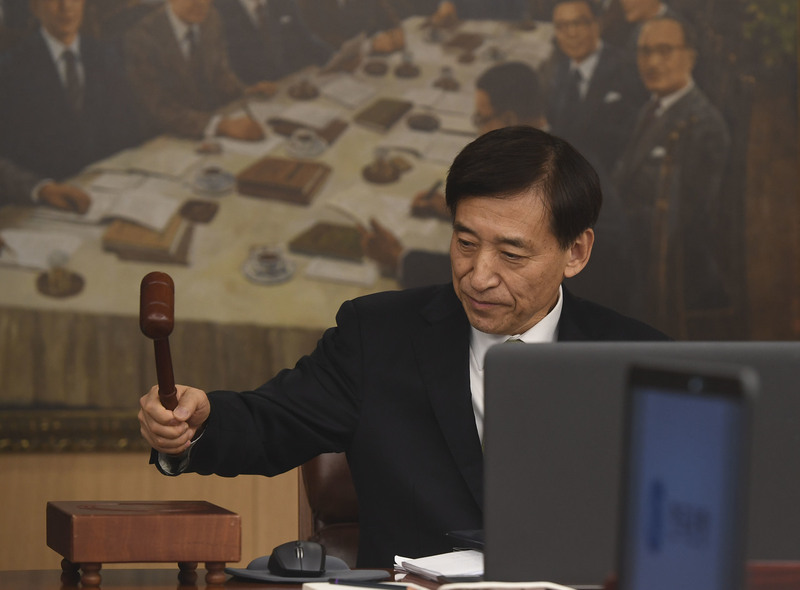 이주열 한국은행 총재가 30일 서울 중구 세종대로 한국은행 금융통화위원회 회의실에서 열린 2018년 11월 통화정책방향 관련 금통위에서 의사봉을 두드리고 있다. 공동취재사진