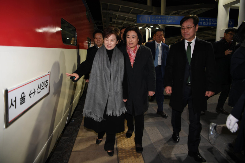 김현미 국토교통부 장관 등 남북철도공동조사단 남측대표단이 30일 오전 서울역을 출발하기전 서울역에서 신의주로 가는 표지판이 붙은 열차를 살펴 보고 있다. 사진공동취재단