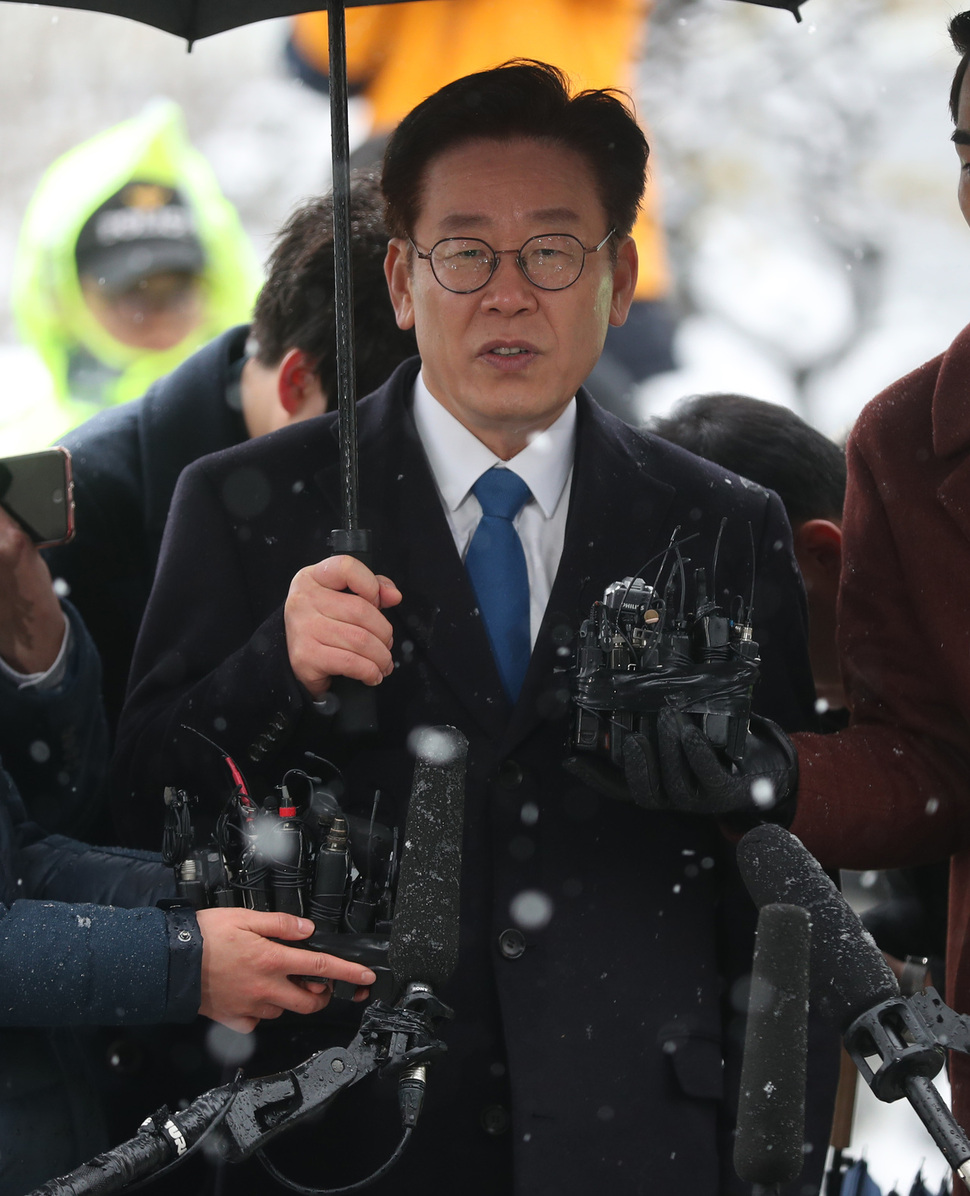 이재명 경기도지사가 지난 24일 오전 경기도 성남시 수원지검 성남지청에 출석하고 있다. 이날 이 도지사는 친형 강제입원, 검사 사칭, 대장동 개발 관련 허위사실 공표 등 그동안 제기된 의혹과 관련해 피의자 신분으로 조사받는다. 백소아 기자 thanks@hani.co.kr