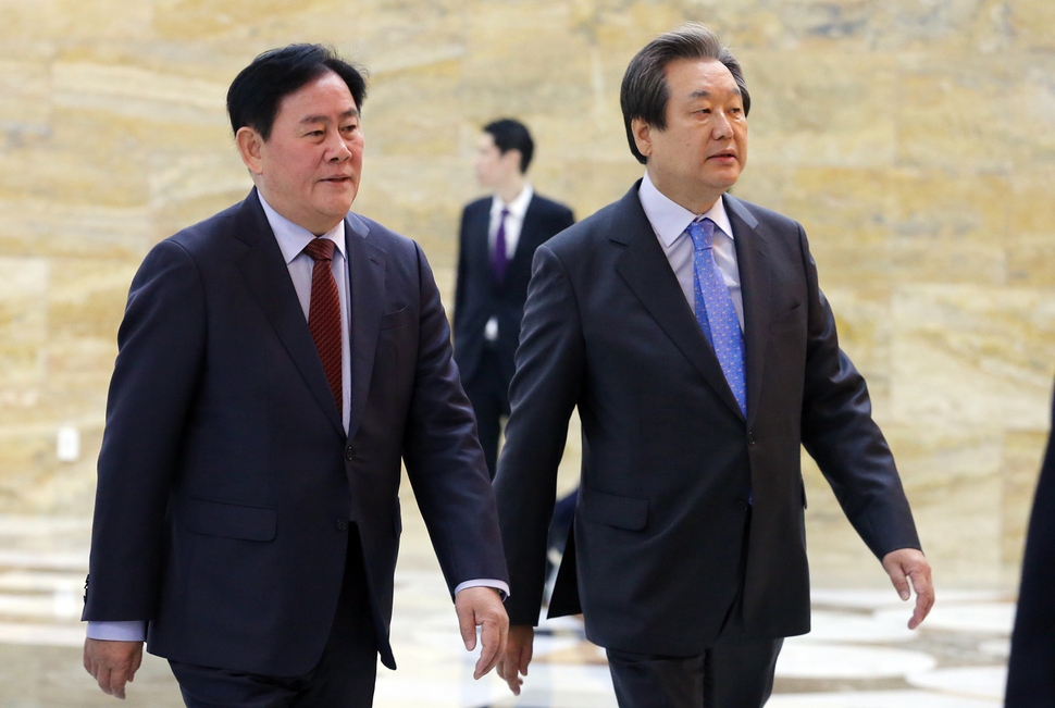 최경환, 김무성 의원이 지난 2016년 10월24일 국회에서 열렸던 당시 박근혜 대통령의 시정연설을 듣기 위해 입장하고 있다. 김경호 선임기자 jijae@hani.co.kr