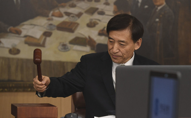 이주열 한국은행 총재가 30일 서울 중구 세종대로 한은 회의실에서 열린 금융통화위원회에서 의사봉을 두드리고 있다. 공동취재사진