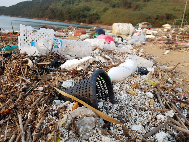 지난 2016년 9월 태풍 ‘차바’가 휩쓸고 지나간 뒤, 경남 거제 해안에 밀려든 바다 쓰레기들이 어지럽게 널려 있다. 한국해양과학기술원 제공