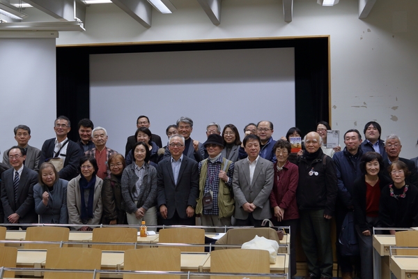 지난 22일 일본 도쿄 릿쿄대에서 <조국이 버린 사람들> 일본어판 출판기념회가 끝난 뒤 참석자들이 기념촬영을 하고 있다. 일본의 지성 다나카 히로시(뒷줄 왼쪽 네번째)의 모습도 보인다.