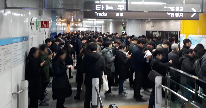 29일 오전 강남행 신분당선 열차고장으로 판교역에서 출근길 시민들이 열차 운행을 기다리고 있다. 연합뉴스
