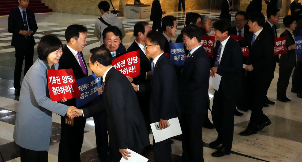 바른미래당·민주평화당·정의당 등 야3당 대표와 의원들이 29일 오후 국회 본회의장 앞에서 연동형 비례대표제 도입을 촉구하는 손팻말을 들고 본회의장으로 들어가는 더불어민주당 의원들과 인사하고 있다. 강창광 기자 chang@hani.co.kr