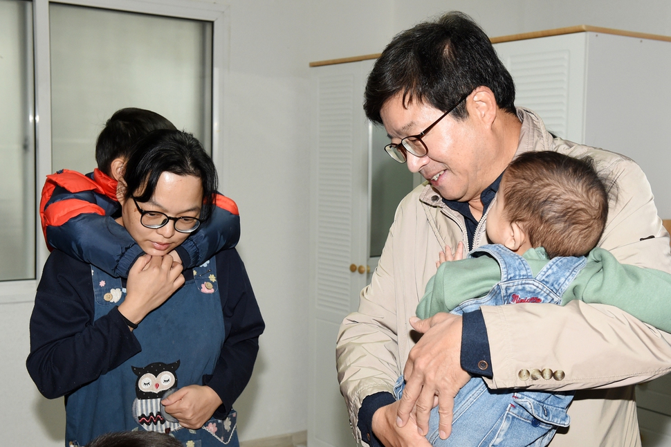 염태영 경기 수원시장이 2일 수원 최대 다자녀 가구인 김아무개씨가 입주한 수원 휴먼주택을 둘러보고 있다. 수원시 제공