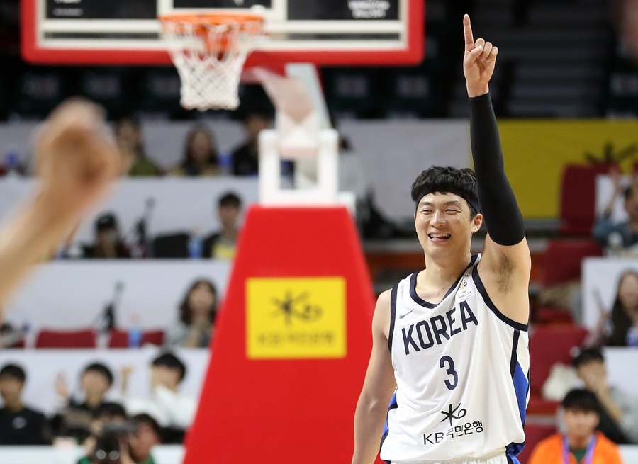 한국의 이정현이 2일 부산 사직체육관에서 열린 요르단과의 2019 국제농구연맹(FIBA) 월드컵 아시아·오세아니아 지역예선에서 득점에 성공한 뒤 기뻐하고 있다. 부산/연합뉴스