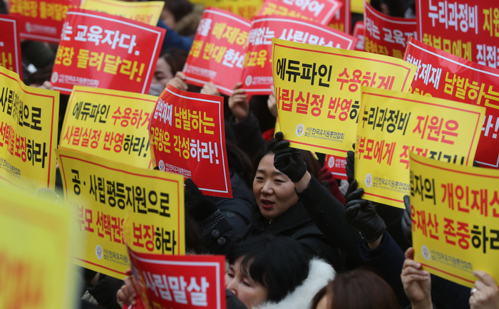 지난달 29일 오후 서울 광화문광장에서 열린 2018년 전국 사립유치원 원장·설립자·학부모대표 총궐기대회에서 참가자들이 구호를 외치고 있다. 백소아 기자 thanks@hani.co.kr