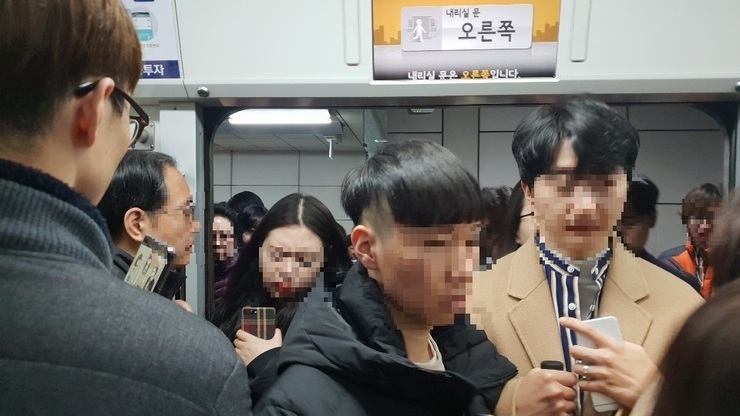 9호선 열차 안에 시민들이 밀려 들어오고 있다. 이정규 기자