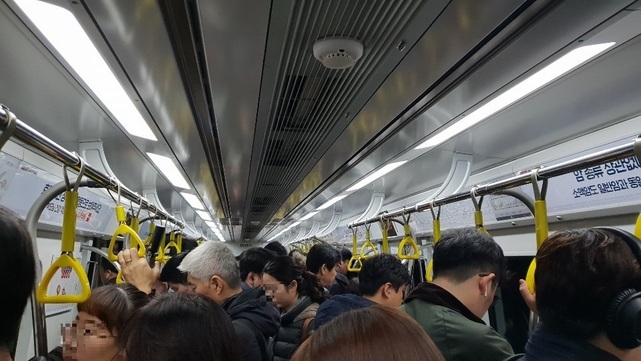 9호선 열차 안이 승객들로 꽉 차 있다. 이정규 기자