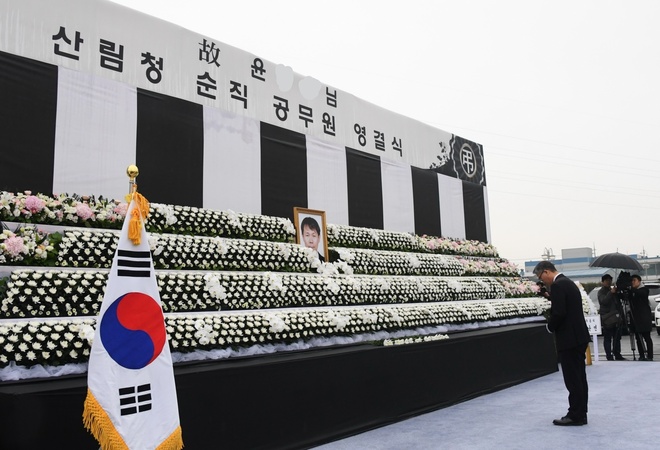 3일 인천광역시 계양구 청기와장례식장에서 거행된 故 윤아무개 산림청 순직 공무원 영결식에서 김재현 산림청장이 헌화하고 있다. 산림청 제공