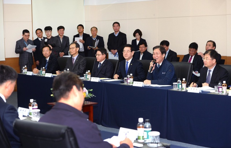 3일 전남 여수 국가산업단지 안 엘지(LG)화학 화치공장 연수원에서 열린 산업부-지자체-석유화학업계 투자 간담회 모습. 산업부 제공