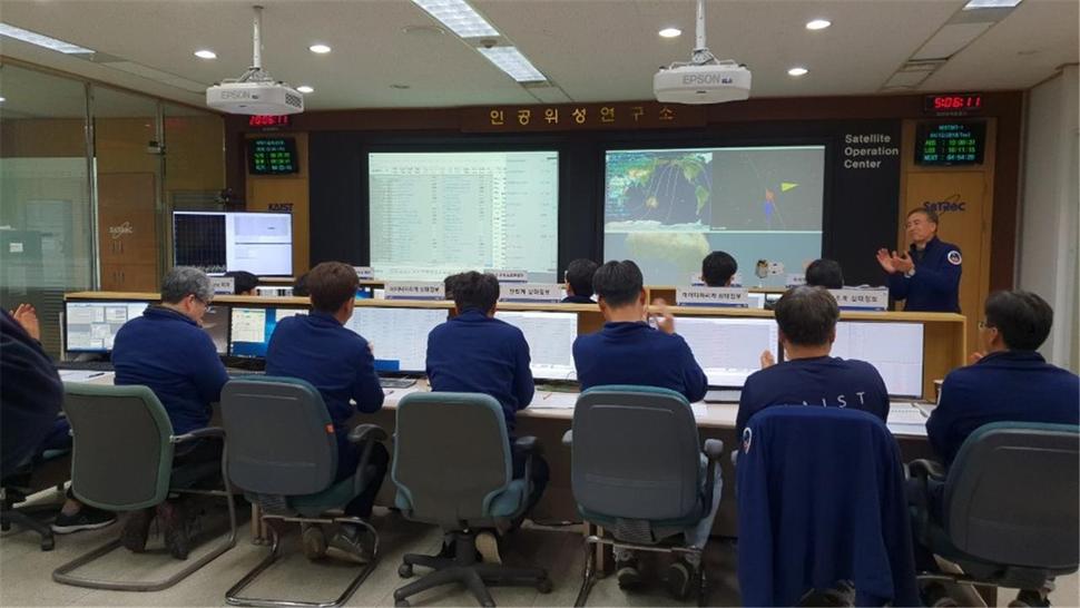 한국과학기술원(카이스트) 인공위성연구소에서 연구원들이 차세대 소형위성 1호와 교신이 성공한 뒤 박수를 치며 환호하고 있다. 카이스트 제공