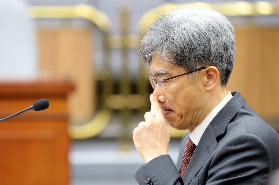 김상환 대법관 후보자가 4일 오전 국회에서 열린 인사청문특별위원회에서 의원의 질문에 답하고 있다. 신소영 기자 viator@han.co.kr