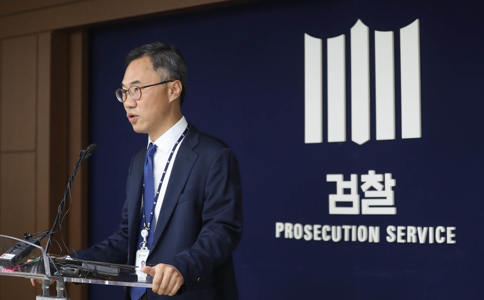 9월27일 오후 서울 서초구 서울중앙지검에서 김수현 공공형사수사부 부장검사가 삼성그룹의 노조와해 공작 수사 관련 브리핑을 하고 있다. 신소영 기자 viator@hani.co.kr