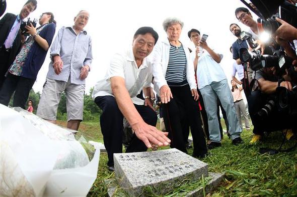 경기도 파주시 적군묘지를 방문한 중국인들. <한겨레> 자료 사진