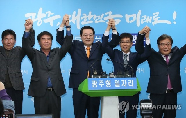 광주형 일자리를 둘러싼 광주시와 현대자동차 간 협상이 사실상 타결돼 6일 협약 조인식을 연다. 지난 달 1일 오전 광주 서구 광주시청 브리핑룸에서 이용섭(가운데) 시장이 ‘광주형 일자리’와 관련해 진행된 원탁회의 결과를 발표한 뒤 관계자들과 함께 기념사진을 찍고 있다. <연합뉴스>