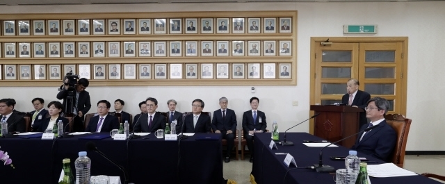사법발전위원회가 8개월여 활동을 사실상 마쳤다. 사진은 지난 3월16일 사법발전위 첫 회의 모습. 한겨레 자료사진