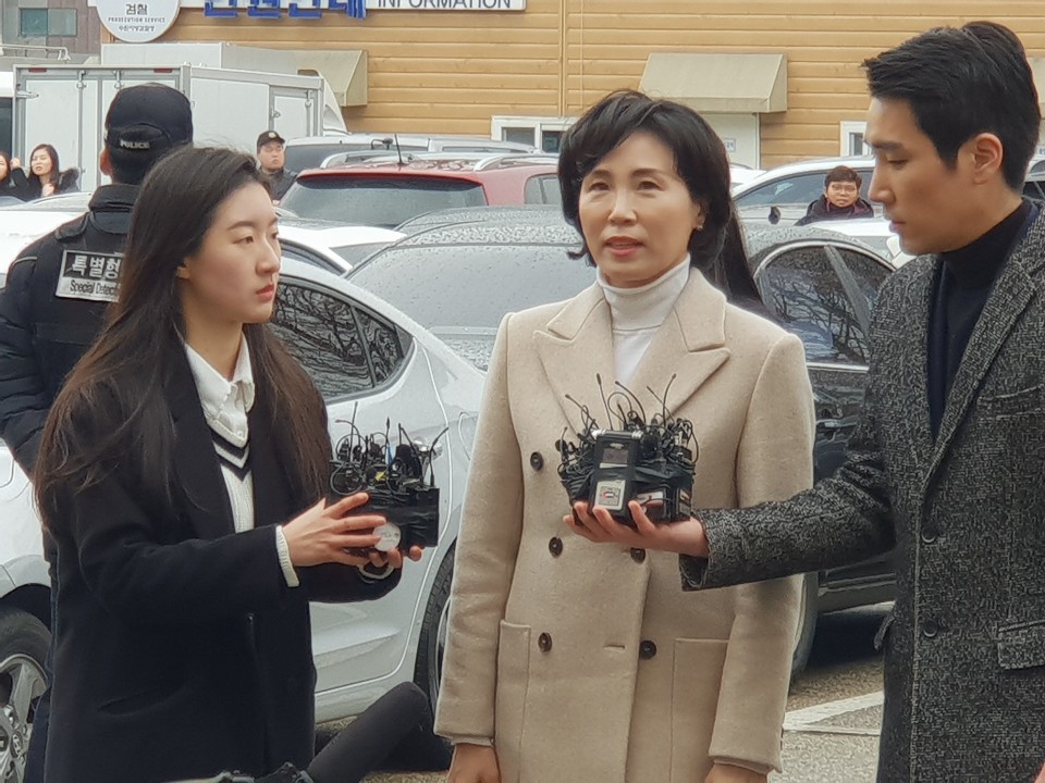 이재명 경기지사의 부인 김혜경씨가 혜경궁 김씨 의혹과 관련해 4일 수원지검에 출두했다.