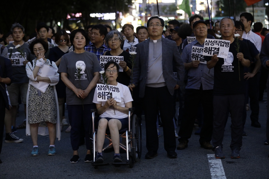 지난 7월4일 저녁 서울 서초구 서초동 삼성 본관 앞에서 문송면 원진노동자 산재사망 30주기 추모와 반올림 농성 1천일 맞이 삼성 포위행동 행사가 열리고 있다. 김명진 기자 littleprince@hani.co.kr