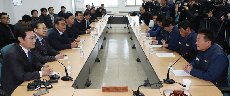 지난달 30일 오전 현대자동차 울산공장 노동조합 사무실을 방문한 이용섭 광주광역시장(왼쪽 첫째) 일행이 하부영 현대차 노조위원장(오른쪽 첫째) 등 노조 간부들과 ‘광주형 일자리’ 문제에 대해 협의하고 있다. 울산/연합뉴스
