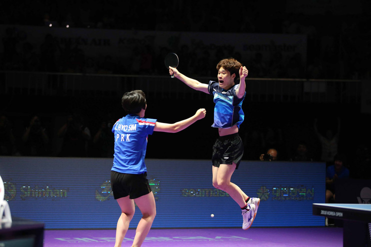 2018 국제탁구연맹(ITTF) 월드투어 그랜드 파이널스 혼합복식에 출전하는 남북단일팀의 장우진(남·오른쪽)-차효심(북) 짝. 국제탁구연맹 홈페이지