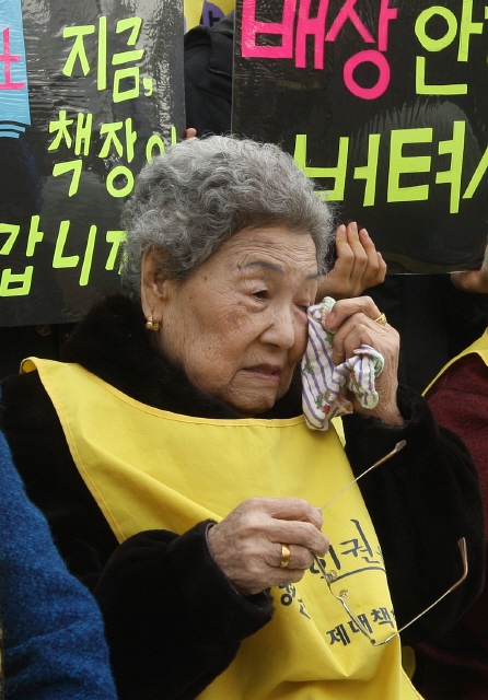 서울 종로구 중학동 옛 일본대사관 앞에서 열린 수요시위에 참여한 김순옥 할머니 생전 모습. 신소영 기자 viator@hani.co.kr