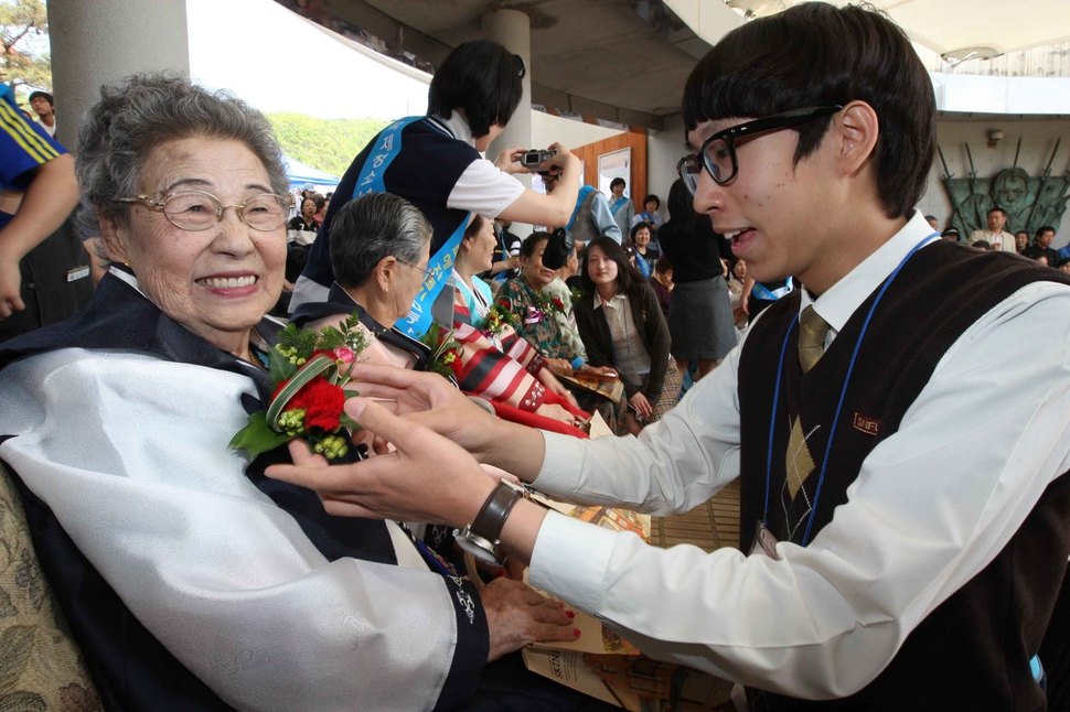 김순옥 할머니가 2009년 5월 3일  오후 경기 광주 퇴촌면 나눔의 집에서 ‘제3회 한·일 평화콘서트 및 일본군 위안부 피해 할머니 효 잔치’에 참석한 고등학생들이 달아주는 카네이션을 받으며 활짝 웃고 있다. 광주/김태형 기자 xogud555@hani.co.kr