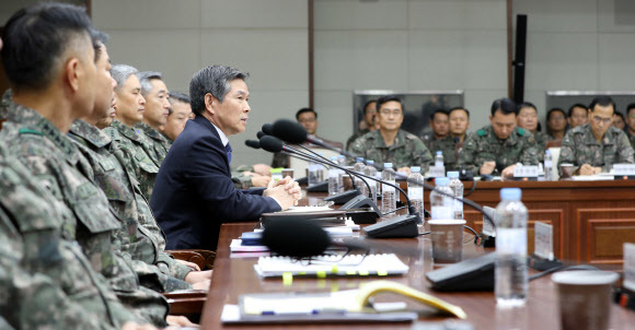 정경두 국방부 장관이 5일 국방부 청사에서 열린 전군 주요 지휘관 회의에서 발언하고 있다. 연합뉴스