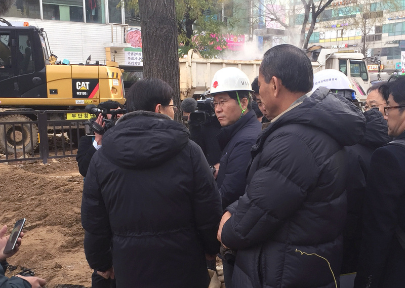 성윤모 산업통상자원부 장관은 5일 오전 열수송관이 파열돼 인명피해가 발생한 경기도 고양시 사고현장을 찾은 뒤 “20년 이상 된 노후 열수송관 686㎞에 대해 긴급 점검을 하겠다”고 밝혔다. 산업부 제공