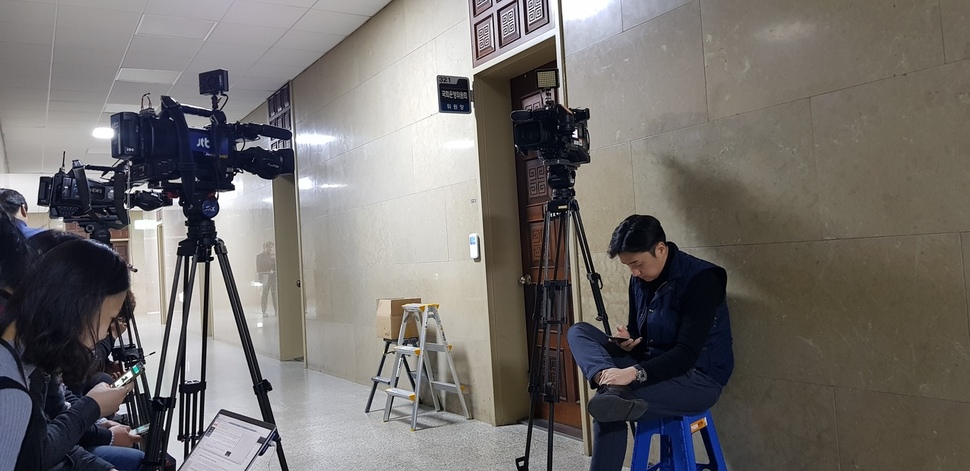 5일 오후 국회 운영위원장실 앞에서 취재진이 내년도 예산안 협상을 위한 3당 원내대표 회동을 기다리고 있다.