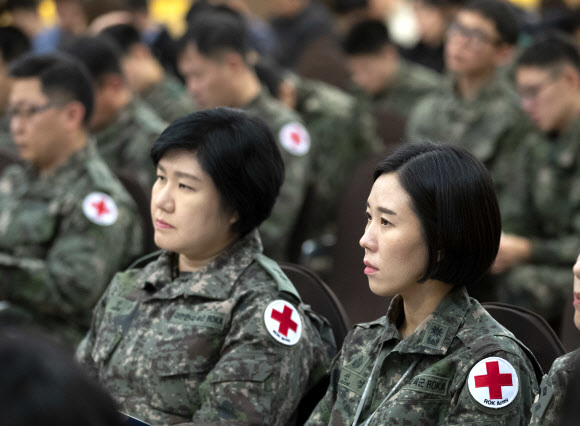 5일 오후 서울 용산 국방컨벤션에서 열린 ‘군 의료시스템 개편 토론회’에서 참석자들이 토론을 듣고 있다. 연합뉴스