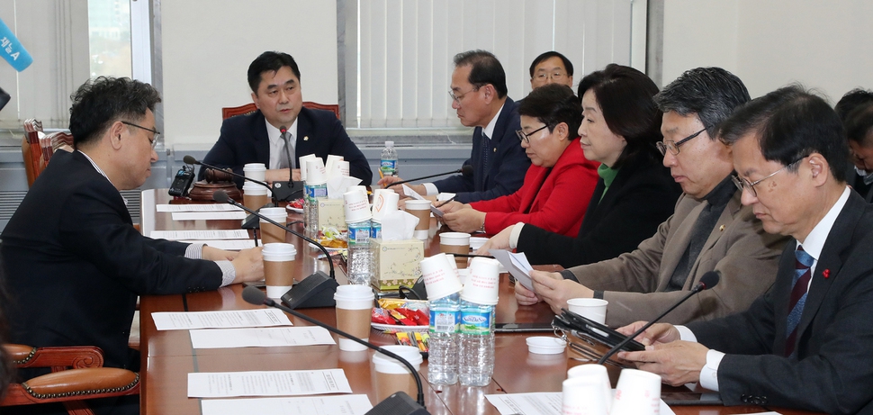 5일 오후 국회에서 열린 정치개혁특별위원회 소위원회에서 참석자들이 발언을 하고 있다. 김경호 선임기자 jijae@hani.co.kr