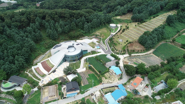 충북 음성군 광주 원남면 상당리 행치마을 반씨 선영 앞쪽 7803㎡에 자리한 ‘반기문 평화기념관’이 6일 문을 연다. 음성군 제공