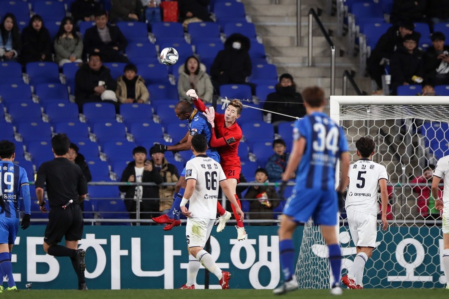 대구FC의 조현우 골키퍼가 5일 울산 문수경기장에서 열린 케이이비(KEB)하나은행 축구협회컵 결승 1차전에서 울산 현대의 공중볼 공격을 막아내고 있다. 대한축구협회 제공