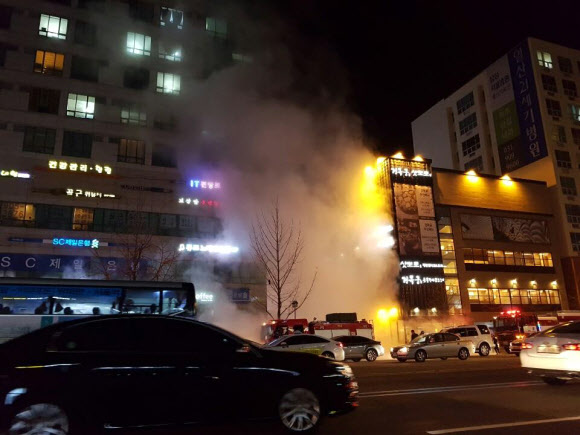 4일 오후 9시께 경기도 고양시 백석역 근처에서 지역 난방공사 배관이 터지는 사고가 나 시민들이 화상을 입고, 도로가 침수되는 등 피해가 속출하고 있다. 2018.12.4 연합뉴스