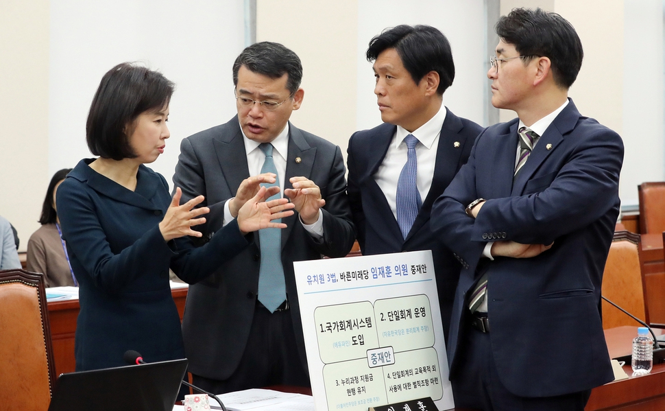 6일 오전 국회에서 열린 교육위원회 법안심사소위원회에서 소위 위원들이 얘기를 나누고 있다. 왼쪽부터 더불어민주당 박경미 의원, 바른미래당 임재훈 의원, 더불어민주당 조승래 의원, 박용진 의원. 김경호 선임기자 jijae@hani.co.kr