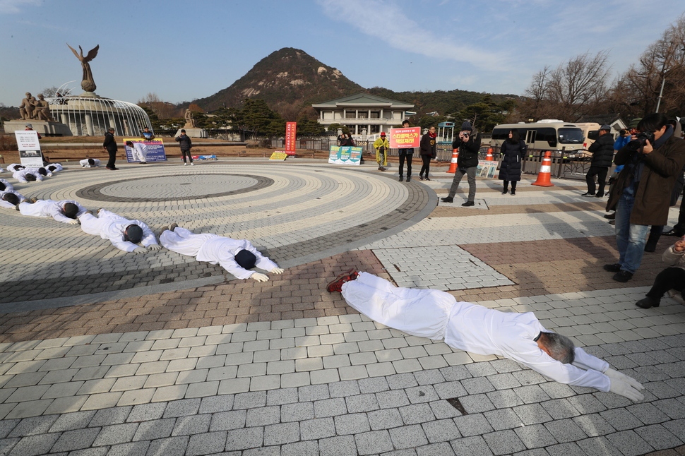 노동·시민사회단체 모임인 ‘스타플렉스(파인텍) 투쟁 승리를 위한 공동행동'은 6일 오후 청와대 앞에서 기자회견을 열어 파인텍 노동자의 고공농성과 관련 정부에 문제해결을 위해 나서달라고 촉구한 뒤 오체투지 행진을 하고 있다. 이들은 서울 양천구 목동 스타플렉스 사무실까지 4박 5일간 오체투지 행진을 이어갈 예정이다. 김정효 기자