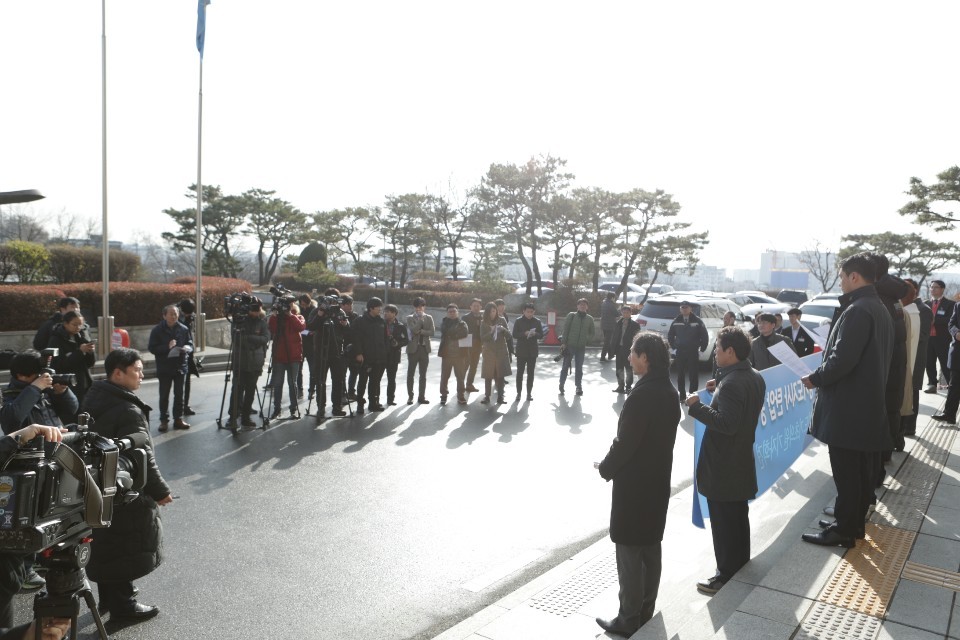 경기도 내 더불어민주당 소속 기초의원 107명이 6일 경기도의회 앞에서 이재명 경기지사 탄압중지 촉구 기자회견을 열었다.