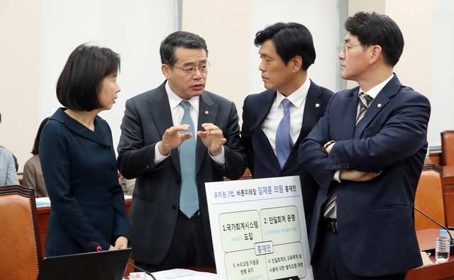 6일 국회 교육위원회 법안심사소위에서 의원들이 ‘유치원3법’에 대한 의견을 나누고 있다. 왼쪽부터 민주당 박경미, 바른미래당 임재훈, 민주당 조승래·박용진 의원. 김경호 선임기자 jijae@hani.co.kr