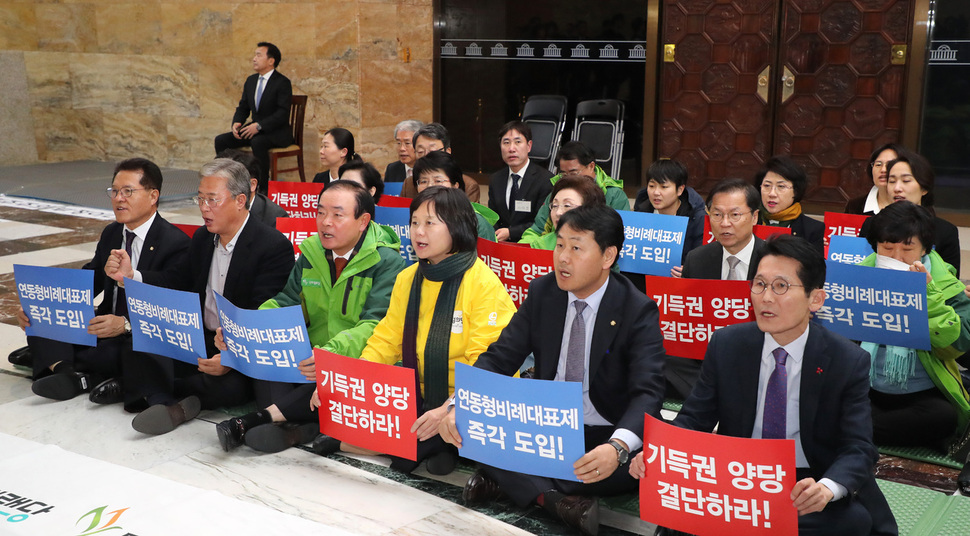 손학규 바른미래당 대표(맨 뒤)가 6일 오후 국회 로텐더홀에서 더불어민주당과 자유한국당의 선거제 개혁 합의를 거부하고 예산안 처리를 합의 한것과 관련해 단식투쟁을 하고 있다. 앞쪽에는 바른미래당, 민주평화당, 정의당 의원들이 긴급결의대회를 열고 있다. 연합뉴스