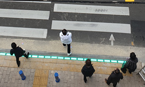 “스몸비 교통사고 막아라” 부산에 바닥신호등 첫 설치
