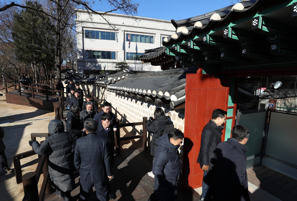 7일 오전 시민들이 덕수궁 안쪽 담장을 따라 새로 조성된 길을 걷고 있다. 뒤로 보이는 흰색 건물이 주한영국대사관이다. 김정효 기자